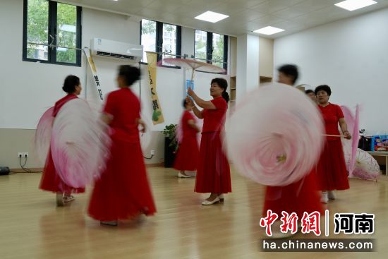 图为居民在社区参加活动。记者 范晓恒 摄 图为居民在社区参加活动。记者 范晓恒 摄