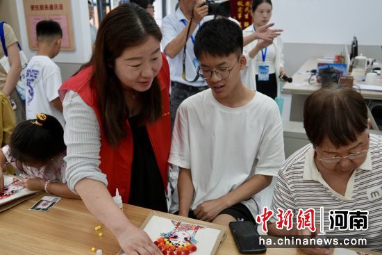 图为居民在社区参加活动。记者 范晓恒 摄 图为居民在社区参加活动。记者 范晓恒 摄