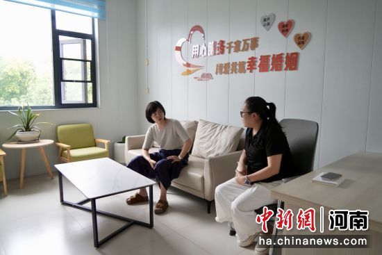 图为工作人员在李村街道综治中心综合指挥平台开展工作。记者 范晓恒 摄 图为工作人员在李村街道综治中心综合指挥平台开展工作。记者 范晓恒 摄