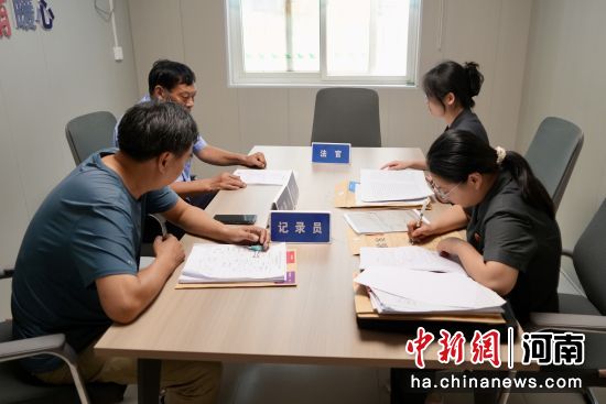 图为工作人员在李村街道综治中心综合指挥平台开展工作。记者 范晓恒 摄 图为工作人员在李村街道综治中心综合指挥平台开展工作。记者 范晓恒 摄