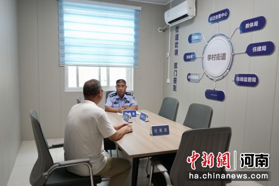 图为工作人员在李村街道综治中心综合指挥平台开展工作。记者 范晓恒 摄 图为工作人员在李村街道综治中心综合指挥平台开展工作。记者 范晓恒 摄