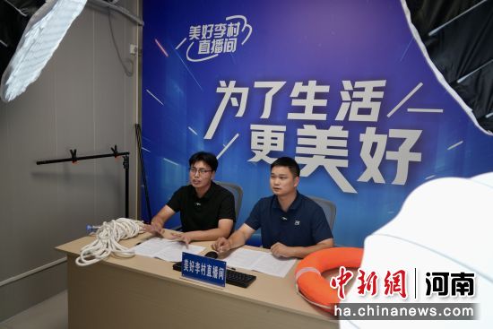 图为工作人员在李村街道综治中心综合指挥平台开展工作。记者 范晓恒 摄 图为工作人员在李村街道综治中心综合指挥平台开展工作。记者 范晓恒 摄