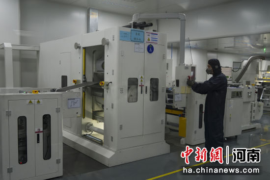 图为洛阳新能源产业园内企业生产车间,工人操作负极辊压机。记者 范晓恒 摄 图为洛阳新能源产业园内企业生产车间,工人操作负极辊压机。记者 范晓恒 摄