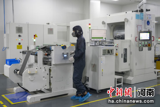 图为洛阳新能源产业园内企业正极车间,工人操作正极辊压机。记者 范晓恒 摄 图为洛阳新能源产业园内企业正极车间,工人操作正极辊压机。记者 范晓恒 摄