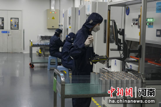 图为洛阳新能源产业园内企业生产车间,工人进行产品装配作业。记者 范晓恒 摄 图为洛阳新能源产业园内企业生产车间,工人进行产品装配作业。记者 范晓恒 摄
