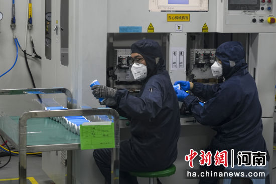 图为洛阳新能源产业园内企业生产车间,工人进行产品装配作业。记者 范晓恒 摄 图为洛阳新能源产业园内企业生产车间,工人进行产品装配作业。记者 范晓恒 摄