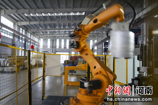 图为洛阳新能源产业园内企业生产车间,全自动生产线上的机械臂正在作业。记者 范晓恒 摄 图为洛阳新能源产业园内企业生产车间,全自动生产线上的机械臂正在作业。记者 范晓恒 摄