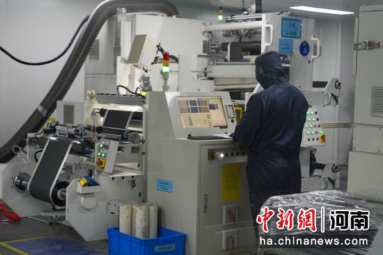 图为洛阳新能源产业园内企业生产车间,工人操作负极分条机。记者 范晓恒 摄 图为洛阳新能源产业园内企业生产车间,工人操作负极分条机。记者 范晓恒 摄
