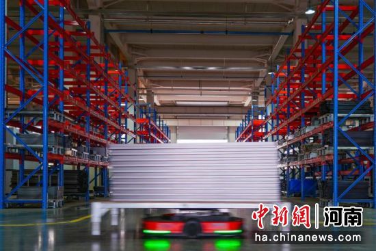 图为洛阳市伊滨区钢制家具企业生产车间内,AGV搬运机器人正在运送钢制家具配件。记者 范晓恒 摄 图为洛阳市伊滨区钢制家具企业生产车间内,AGV搬运机器人正在运送钢制家具配件。记者 范晓恒 摄