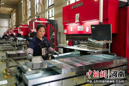 图为洛阳市伊滨区钢制家具企业生产车间内,工作人员在数控折弯设备前作业。记者 范晓恒 摄 图为洛阳市伊滨区钢制家具企业生产车间内,工作人员在数控折弯设备前作业。记者 范晓恒 摄