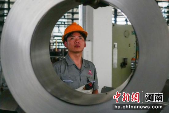 图为洛阳市伊滨区钢制家具企业生产车间内,工作人员吊运生产所需钢卷。记者 范晓恒 摄 图为洛阳市伊滨区钢制家具企业生产车间内,工作人员吊运生产所需钢卷。记者 范晓恒 摄