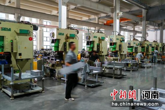 图为洛阳市伊滨区钢制家具企业生产车间内,工作人员正在搬运冲压零部件。记者 范晓恒 摄 图为洛阳市伊滨区钢制家具企业生产车间内,工作人员正在搬运冲压零部件。记者 范晓恒 摄
