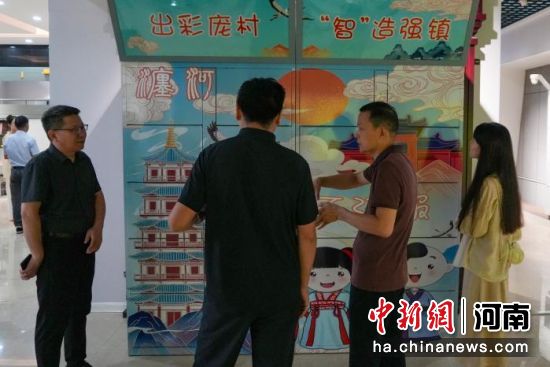 图为洛阳市伊滨区钢制家具企业展厅内,参观者在了解钢制家具产品。记者 范晓恒 摄 图为洛阳市伊滨区钢制家具企业展厅内,参观者在了解钢制家具产品。记者 范晓恒 摄