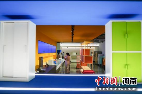 图为洛阳市伊滨区钢制家具企业展厅内,参观者在了解钢制家具产品。记者 范晓恒 摄 图为洛阳市伊滨区钢制家具企业展厅内,参观者在了解钢制家具产品。记者 范晓恒 摄