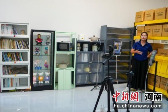 图为洛阳市伊滨区钢制家具企业直播间内,工作人员在线推介产品。记者 范晓恒 摄 图为洛阳市伊滨区钢制家具企业直播间内,工作人员在线推介产品。记者 范晓恒 摄