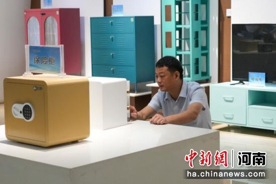 图为洛阳市伊滨区钢制家具企业展厅内,参观者在了解钢制家具产品。记者 范晓恒 摄 图为洛阳市伊滨区钢制家具企业展厅内,参观者在了解钢制家具产品。记者 范晓恒 摄