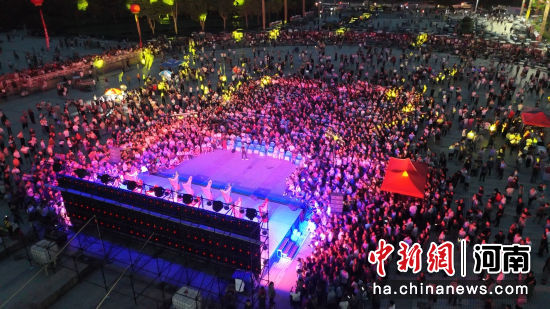 图为演出现场。中牟新区党工委供图 图为演出现场。中牟新区党工委供图