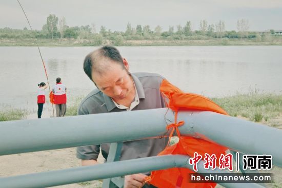 图为志愿者投放救援竹竿与救生衣。 图为志愿者投放救援竹竿与救生衣。