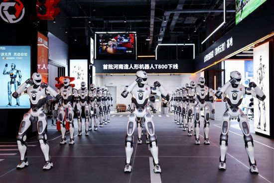 河南造众擎T800人形机器人下线。 河南造众擎T800人形机器人下线。