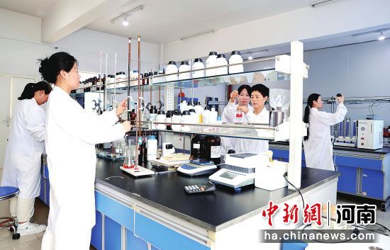 近日,巨鑫生物制药股份有限公司化验室工作人员在进行技术攻坚。 近日,巨鑫生物制药股份有限公司化验室工作人员在进行技术攻坚。