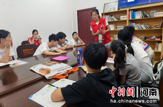 图为志愿者为青少年普及消防安全知识。 图为志愿者为青少年普及消防安全知识。