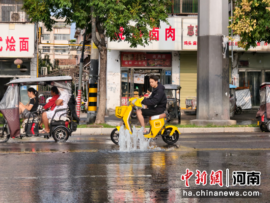 图为正在外溢的下水道。 图为正在外溢的下水道。