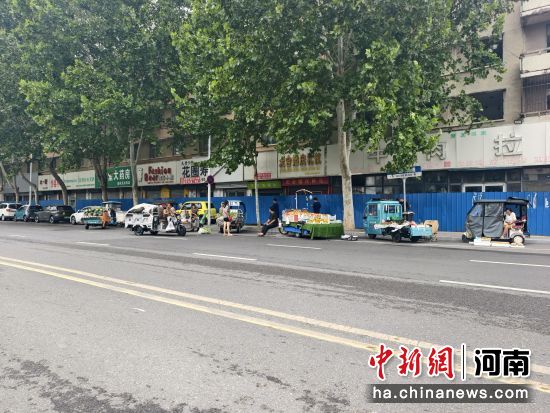 图为街头路边正在售卖瓜果蔬菜。 图为街头路边正在售卖瓜果蔬菜。