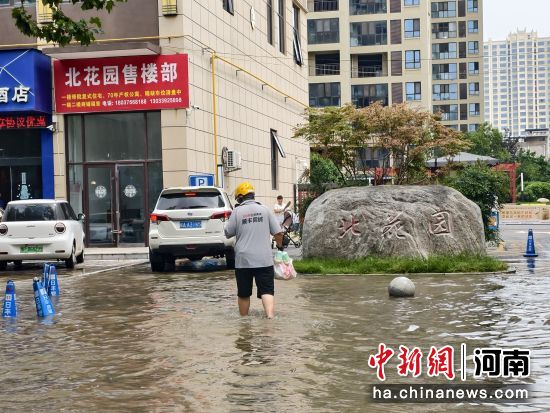 图为同城配送人员正在送餐。 图为同城配送人员正在送餐。