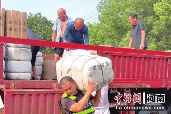 图为工作人员在搬运防汛物资。 图为工作人员在搬运防汛物资。