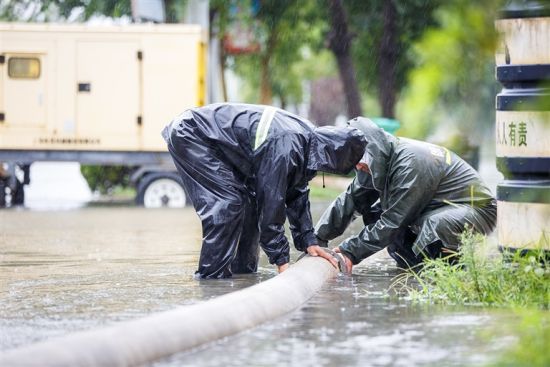 8月12日,商丘市睢县相关工作人员抢抓时间排除道路积水,确保人员车辆正常通行。本报资料图片 徐泽源 摄 8月12日,商丘市睢县相关工作人员抢抓时间排除道路积水,确保人员车辆正常通行。本报资料图片 徐泽源 摄