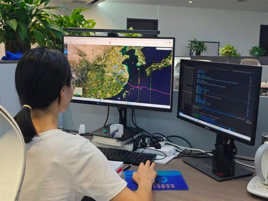 省科学院科研人员查看跟踪台风实时路径及发展动态。 本版图片除署名外均为受访者供图 省科学院科研人员查看跟踪台风实时路径及发展动态。 本版图片除署名外均为受访者供图