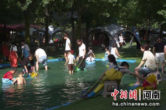 图为家长带着孩子沉浸式体验田园赶海乐趣。 图为家长带着孩子沉浸式体验田园赶海乐趣。
