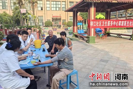 图为“白大褂”为居民听诊把脉。 图为“白大褂”为居民听诊把脉。