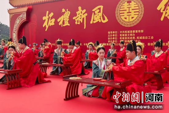 图为20对新人共饮和卺酒。柘城县委宣传部供图 图为20对新人共饮和卺酒。柘城县委宣传部供图