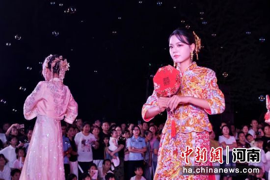 图为走秀节目《秀禾雅韵》。 图为走秀节目《秀禾雅韵》。