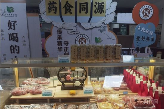 开封市中医院研发的药食同源产品整齐陈列(央广网记者 夏莎 摄) 开封市中医院研发的药食同源产品整齐陈列(央广网记者 夏莎 摄)