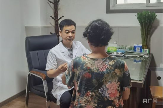 郑德华为病人看诊(央广网记者 夏莎 摄) 郑德华为病人看诊(央广网记者 夏莎 摄)