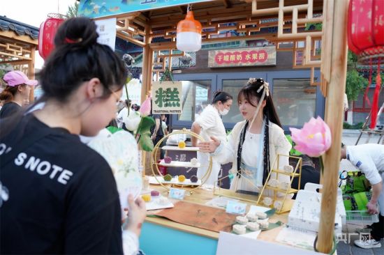 大宋中医药文化市集养生药膳专区,游客于市井烟火中触摸中医药养生文化(央广网发 开封市卫生健康委供图) 大宋中医药文化市集养生药膳专区,游客于市井烟火中触摸中医药养生文化(央广网发 开封市卫生健康委供图)