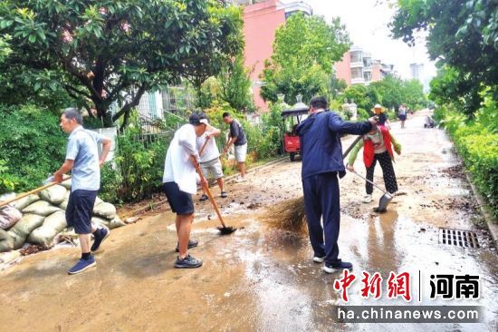 图为中原社区工作人员在清淤。 图为中原社区工作人员在清淤。