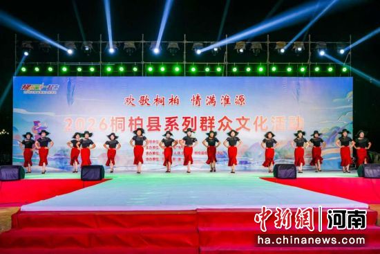 图为港风模舞《红尘万里》。王彬 摄 图为港风模舞《红尘万里》。王彬 摄