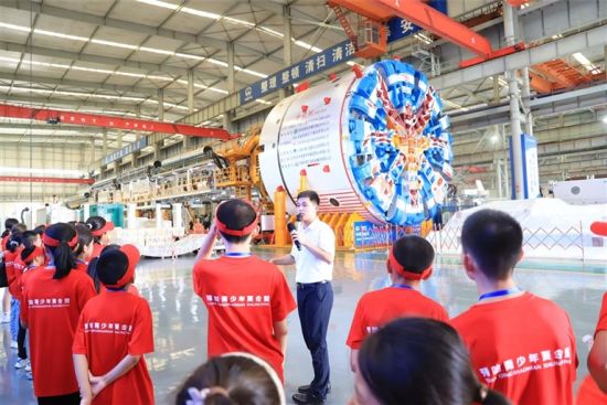 豫哈青少年夏令营的孩子们在中铁装备细致了解盾构机的基本构造和工作原理。 受访者供图 豫哈青少年夏令营的孩子们在中铁装备细致了解盾构机的基本构造和工作原理。 受访者供图