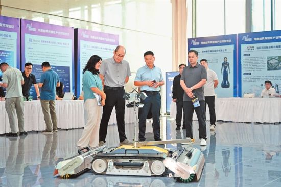 SolarCleano F1履带式光伏清洁机器人引起业界关注。 本报全媒体记者 朱哲 摄 SolarCleano F1履带式光伏清洁机器人引起业界关注。 本报全媒体记者 朱哲 摄