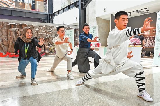 图① 在雅加达萨丽娜商场举办的文化快闪活动吸引大批民众参观体验,当地市民现场学习少林功夫。 图① 在雅加达萨丽娜商场举办的文化快闪活动吸引大批民众参观体验,当地市民现场学习少林功夫。