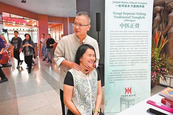图③ 当地市民体验中医正骨。 图③ 当地市民体验中医正骨。