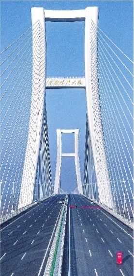 安罗高速京武黄河大桥182米高的“中国樽”主塔。 安罗高速京武黄河大桥182米高的“中国樽”主塔。