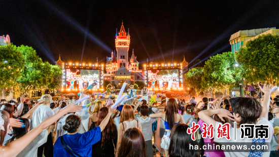 图为方特旅游度假区城堡光影秀吸引游客。中牟新区党工委供图 图为方特旅游度假区城堡光影秀吸引游客。中牟新区党工委供图