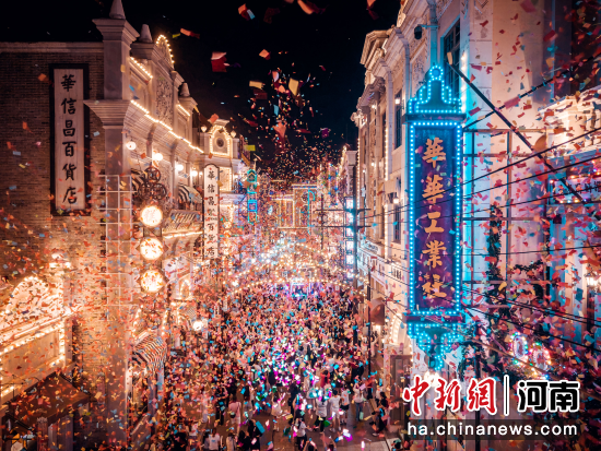 图为电影小镇打造沉浸式夏夜体验。中牟新区党工委供图 图为电影小镇打造沉浸式夏夜体验。中牟新区党工委供图