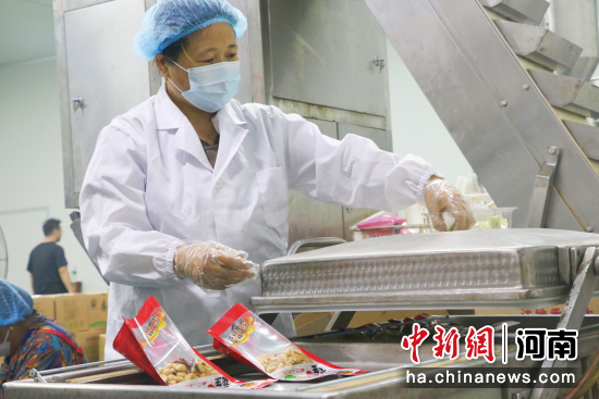 图为阳堌镇花生加工企业工人包装产品。刘启旸 摄 图为阳堌镇花生加工企业工人包装产品。刘启旸 摄