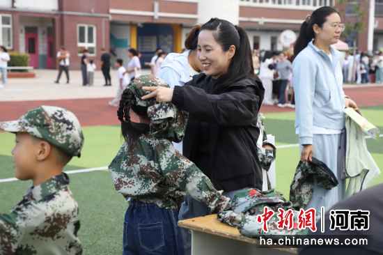图为开封市夏理逊小学举行一年级新生“游园会”活动。 图为开封市夏理逊小学举行一年级新生“游园会”活动。