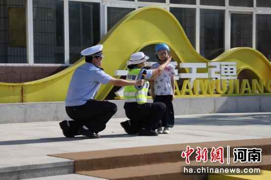 图为民警为学生们科普出行安全等知识。 图为民警为学生们科普出行安全等知识。